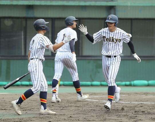 帝京長岡－高田北城　５回に３点本塁打を放ち、ハイタッチを交わす帝京長岡の渡邉侑耶＝三条市パールスタ