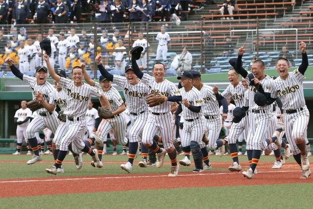 校歌を歌い終え、元気いっぱいにダッシュする帝京長岡の選手たち＝富山市民球場