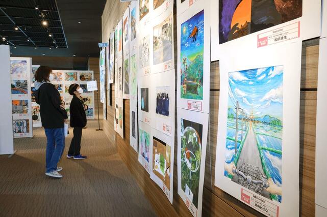 色彩豊かな作品が並ぶ県ジュニア美術展覧会の新潟展＝２６日、新潟市中央区万代３