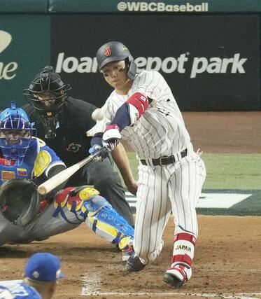 ３回日本１死二、三塁、森下が左越えに３ランを放つ＝マイアミ（共同）