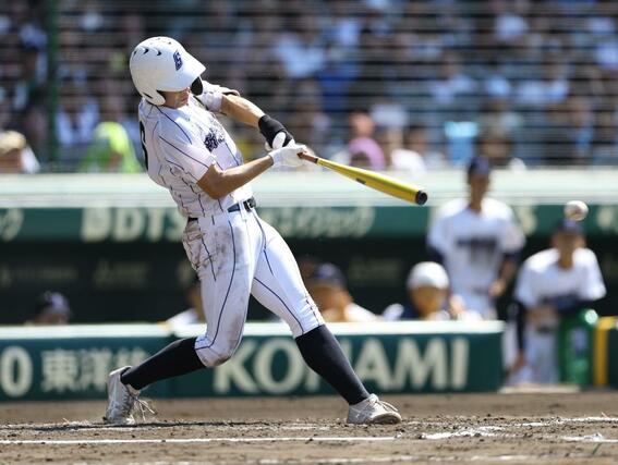 花咲徳栄－新潟産大付　７回２死三塁、多田大樹が左前に適時打を放ち２－１と勝ち越す＝８月９日、甲子園