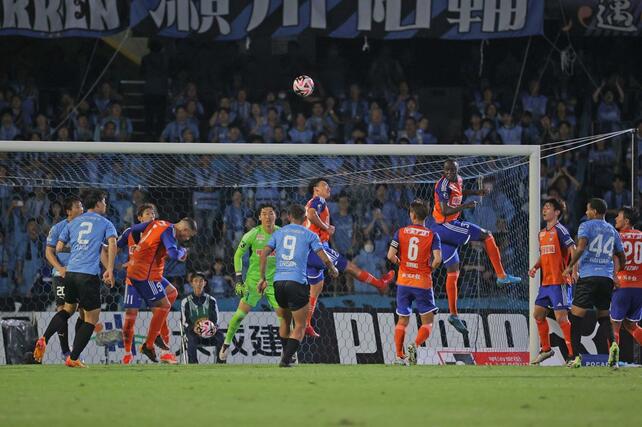 川崎－新潟　後半、ゴール前で守る新潟の選手たち＝Ｕ等々力（写真映像部・富山翼）
