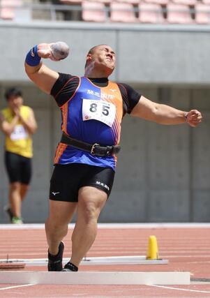 男子砲丸投げ 大会新記録の16メートル95で優勝した田村凪(開志国際)