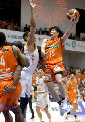 新潟-岡山 第1クオーター、ゴールを狙う濱田貴流馬=アオーレ長岡