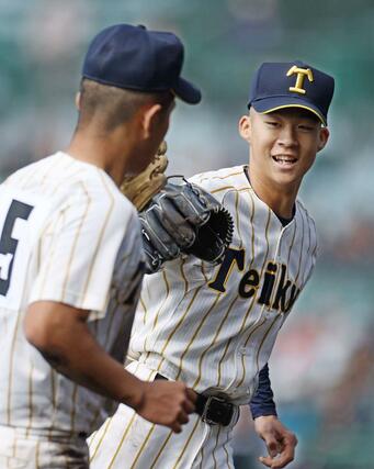 五回を無失点で切り抜け、笑顔を見せる帝京長岡の西脇駆＝２３日、阪神甲子園球場