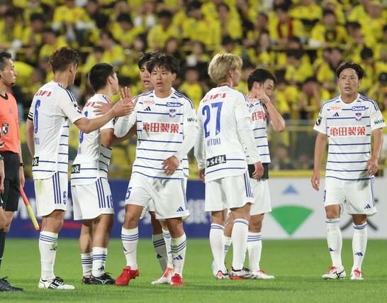 柏－新潟　ＤＦ藤原奏哉（中央）の同点ゴールで勝ち点１を得た新潟＝三協Ｆ柏（写真映像部・永井隆司）