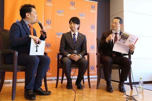 就任会見のトークセッションでビジョンを語るオイシックス新潟アルビレックスＢＣ桑田真澄ＣＢＯ（右）。中央は武田勝監督＝１８日、東京ドームホテル