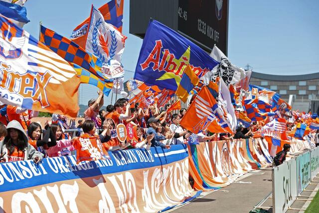 試合前、気勢を上げる新潟サポーター＝金沢ゴーゴーカレースタジアム