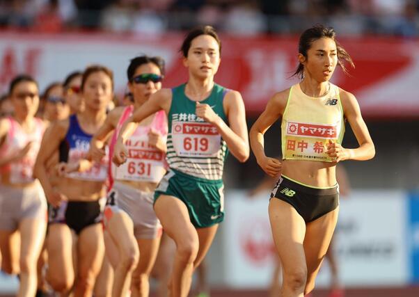 女子5000メートル決勝で優勝した田中希実(ニューバランス・右)が集団を引っ張る=デンカビッグスワンスタジアム