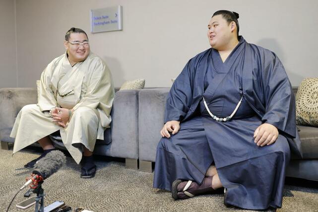 取材に応じる大相撲の大の里（右）、豊昇龍の両横綱＝１３日、ロンドン（共同）