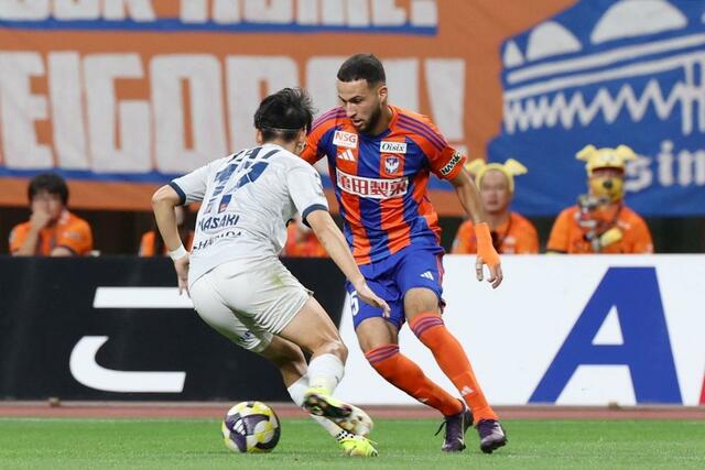 新潟－清水　前半、ドリブルを仕掛けるＦＷブーダ＝１３日、デンカビッグスワン