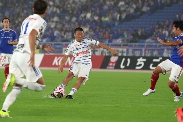 後半、ＭＦ小見洋太がゴールを狙う＝日産スタジアム