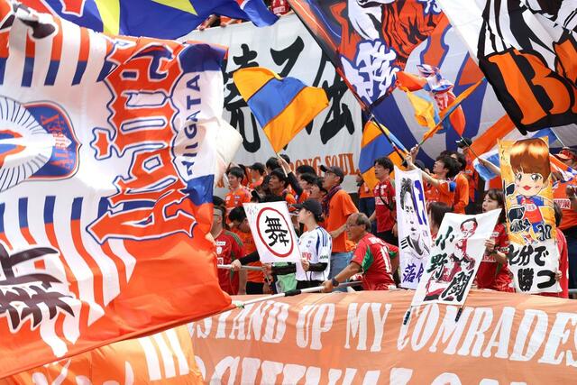 応援する新潟サポーター＝１２日、ＧＩＫＥＮスタジアム