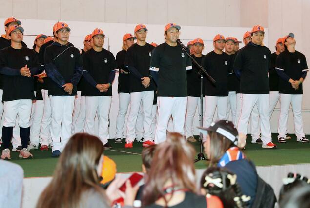 今季限りで現役引退する稲葉大樹内野手がファンへあいさつ＝１１月４日、サントピアワールド