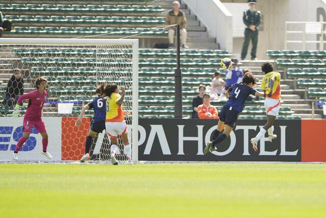 日本－コロンビア　前半、コロンビアのトーレス（右端）に先制ゴールを決められる日本。ＧＫ平尾＝ヨドコウ桜スタジアム