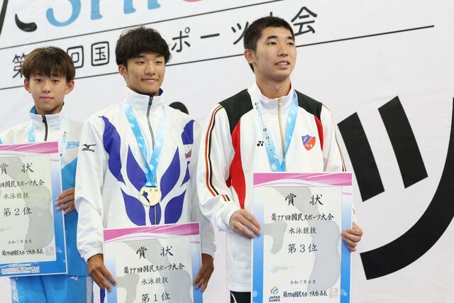 少年男子３メートル飛板飛込で３位入賞を果たし、登壇する石沢遥斗（右・帝京長岡高）＝滋賀県草津市