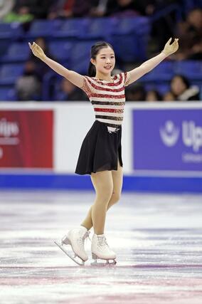 女子ＳＰの演技を終えあいさつする中井亜美＝サスカトゥーン（共同）