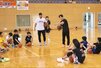 新潟アルビレックスBBの選手らが技術指導を行ったバスケ教室=佐渡市窪田