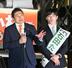 　福井市内で街頭演説する参政党の神谷代表。右は福井県知事選候補者の石田嵩人氏＝１月１９日