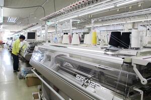 工場見学が行われるニットフェスの参加企業の一つ、高橋ニットの工場内=五泉市泉町