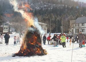 地域住民が参加した小正月の行事＝湯沢町神立