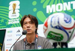 南アフリカ戦を前に記者会見する韓国の洪明甫監督=23日、モンテレイ(AP=共同)