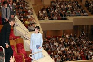 日本フィルハーモニー交響楽団の特別演奏会鑑賞のため、会場に到着された愛子さま=22日午後、東京都港区(代表撮影)