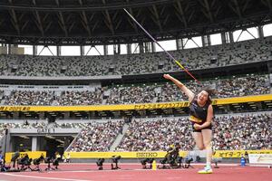 女子やり投げで優勝した北口榛花=国立競技場