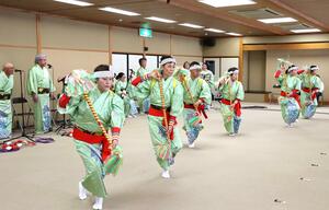 現地リハーサルで切れのある踊りと唄を披露する新保広大寺節保存会のメンバー=十日町市下条4