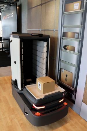 「ウーブン・シティ」で公開された、集合住宅で自動で荷物を運ぶロボット=25日午後、静岡県裾野市