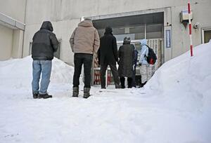 　札幌市内の投票所に並ぶ人たち＝８日朝