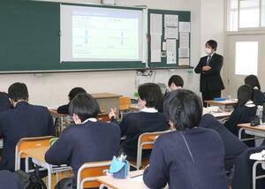 保険会社社員による金融教育の出張授業=新発田市曽根
