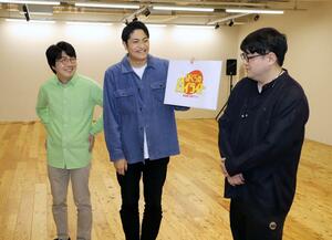 ライブ会場を下見し、期待に胸を膨らませる(右から)トガシさん、オダニハジメさん、堀川ランプさん=新潟市中央区花園1の「Sea Point NIIGATA × MOYORe:」