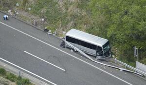 　福島県郡山市の磐越自動車道でガードレールに衝突したマイクロバス＝６日午後０時１６分（共同通信社ヘリから）