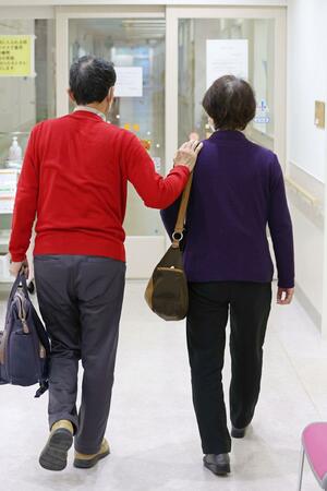 認知症新薬「レカネマブ」による初回の治療を終え、帰路に就く患者夫婦=5日、柏崎市の国立病院機構新潟病院