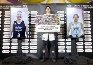 Bリーグのオールスター戦に選ばれ、撮影に応じる渡辺雄太(中央)とオンライン参加のホーキンソン・ジョシュ(左)、富樫勇樹(新潟県新発田市出身)=11月28日、東京都内