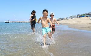 安全祈願祭が行われた関屋浜海水浴場。子どもたちが波打ち際を駆け回っていた=29日、新潟市中央区関屋