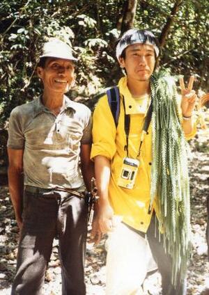 東京大大学院生時代、インドネシアで植物採集する長谷部光泰さん(右、本人提供)