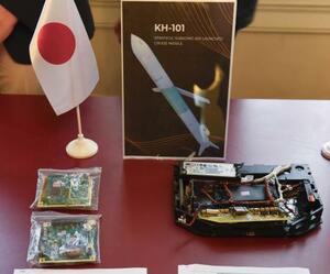 　ウクライナ政府が公開したロシア製ミサイルの部品。日本企業が製造した部品が含まれていたと説明した＝５月、首都キーウ（共同）