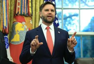 米ホワイトハウスの大統領執務室で話すバンス副大統領=27日、ワシントン(ゲッティ=共同)