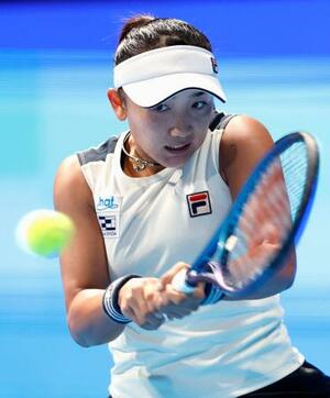 女子シングルス決勝でプレーする岡村恭香=有明コロシアム