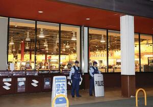 クマが侵入したスーパー=7日午後10時37分、群馬県沼田市