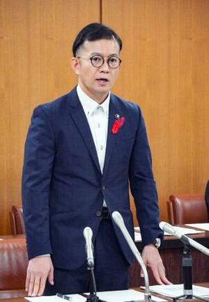 記者会見する福岡県行橋市の工藤政宏市長=3日午後、行橋市