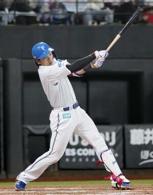 　７回日本ハム２死一、二塁、野村が右越えに勝ち越しの３ランを放つ＝エスコンフィールド