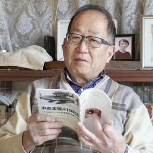 「湯の花トンネル列車空襲」について説明する斉藤勉さん
