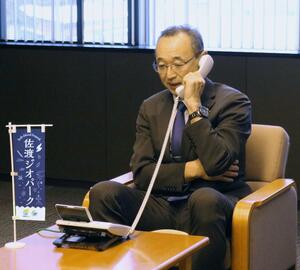 再認定審査の結果を電話で受ける渡辺竜五市長=30日、佐渡市役所