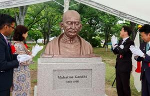 松江市の末次公園に建立されたマハトマ・ガンジーの胸像=2日午後
