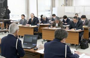 ４月に始まる自転車の青切符制度について高校の生徒指導担当者らが学んだ講習会＝新潟署