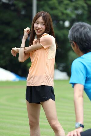公開練習でストレッチをする小海遥=7月、東京都世田谷区