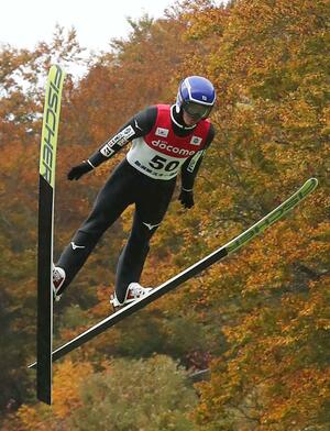 県選手権成年Aで優勝した中央大の山﨑叶太郎の1回目ジャンプ=10月28日、妙高市関山の妙高高原赤倉シャンツェ